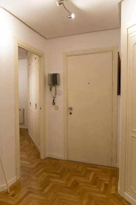 Un Elegante Piso Para Descubrir Madrid Luaran gambar